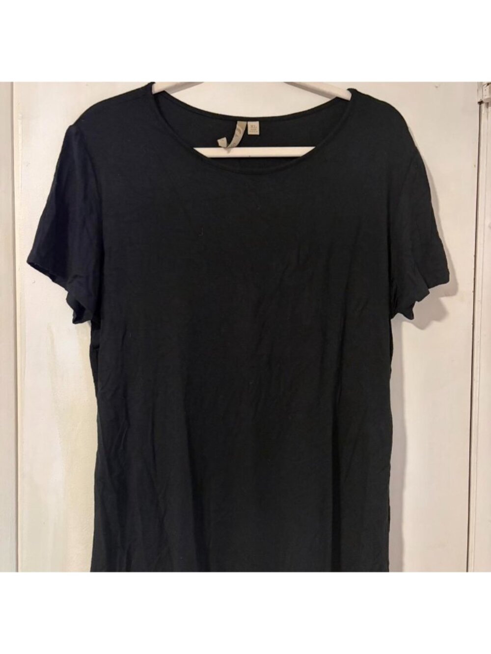 Black cotton t-shirt with scoop neck and short sleeves. Size: XL